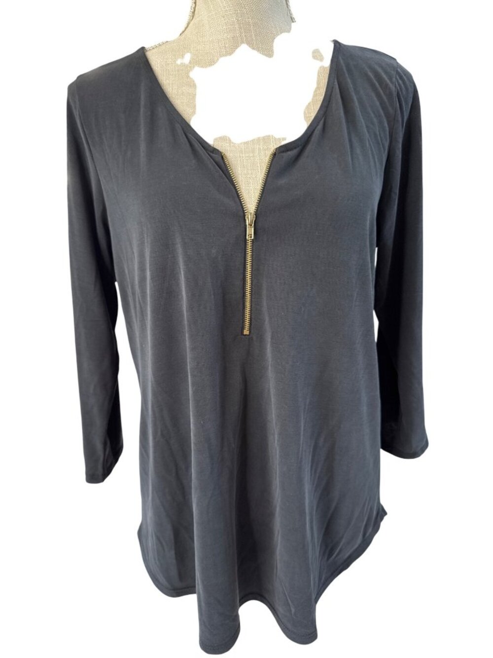 Green Envelope Womens 3/4 Sleeve Gray Top With Front Zipper Detail Size M